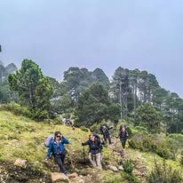 Campamento en valle de montaña