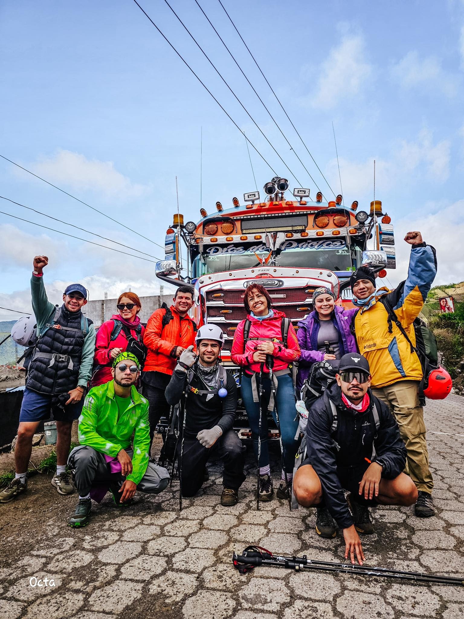 Viajeros de Mokaya Travel listos para una expedición de montaña