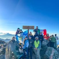 Grupo en la cima de la montaña