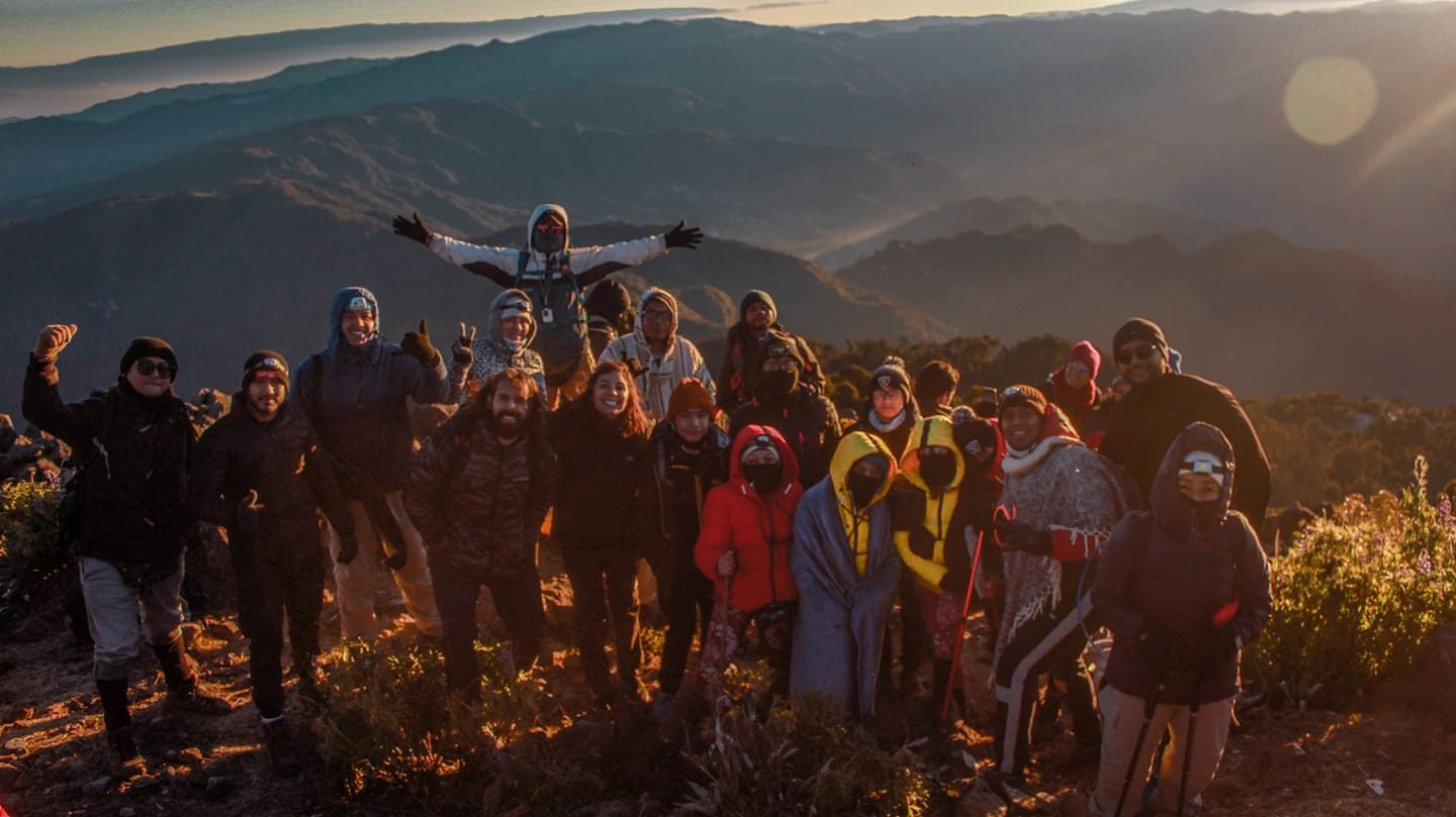 Grupo Mokaya al amanecer en la montaña