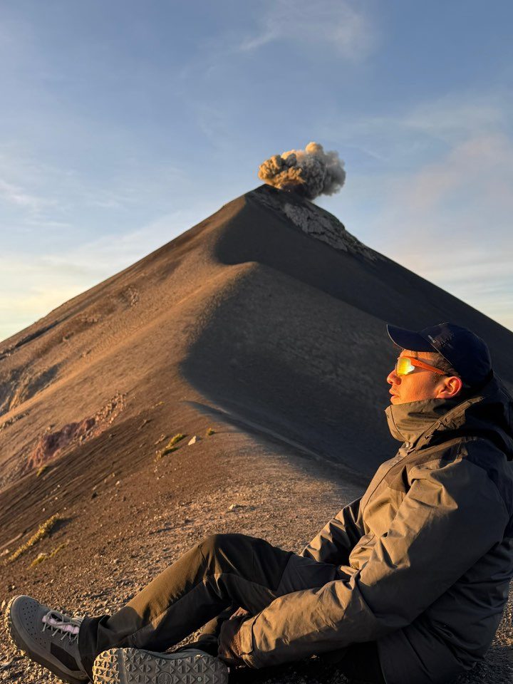 Volcán activo durante una expedición