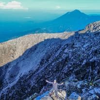 Vista de volcán activo